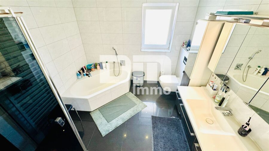 Luxeriöse Stadtvilla mit exklusiver Ausstattung in Traumlage mit vielen hochwertigen Extras - OG Bad / Wanne / Dusche